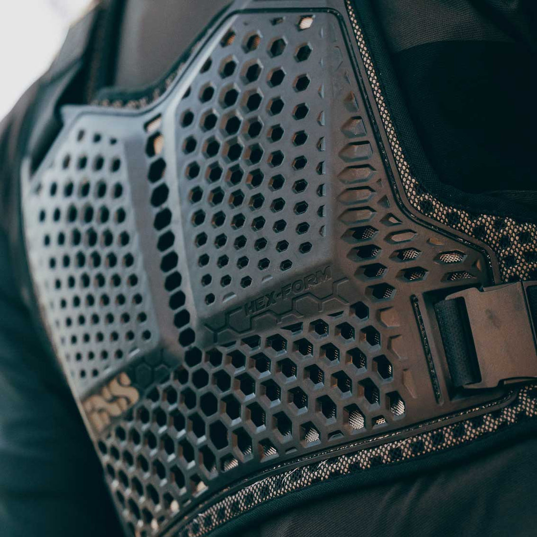IXS HEX PULL-OVER CHEST PROTECTOR